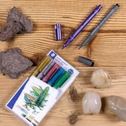 Staedtler Metallic Markers + Pigment Liner - Set Of 7 5 Staedtler Metallic Markers + Pigment Liner - Set Of 7 -ARTdiscount Untitleddesign 2 88d0ad0f 9f6a 401f 9e26 4b9954950f02